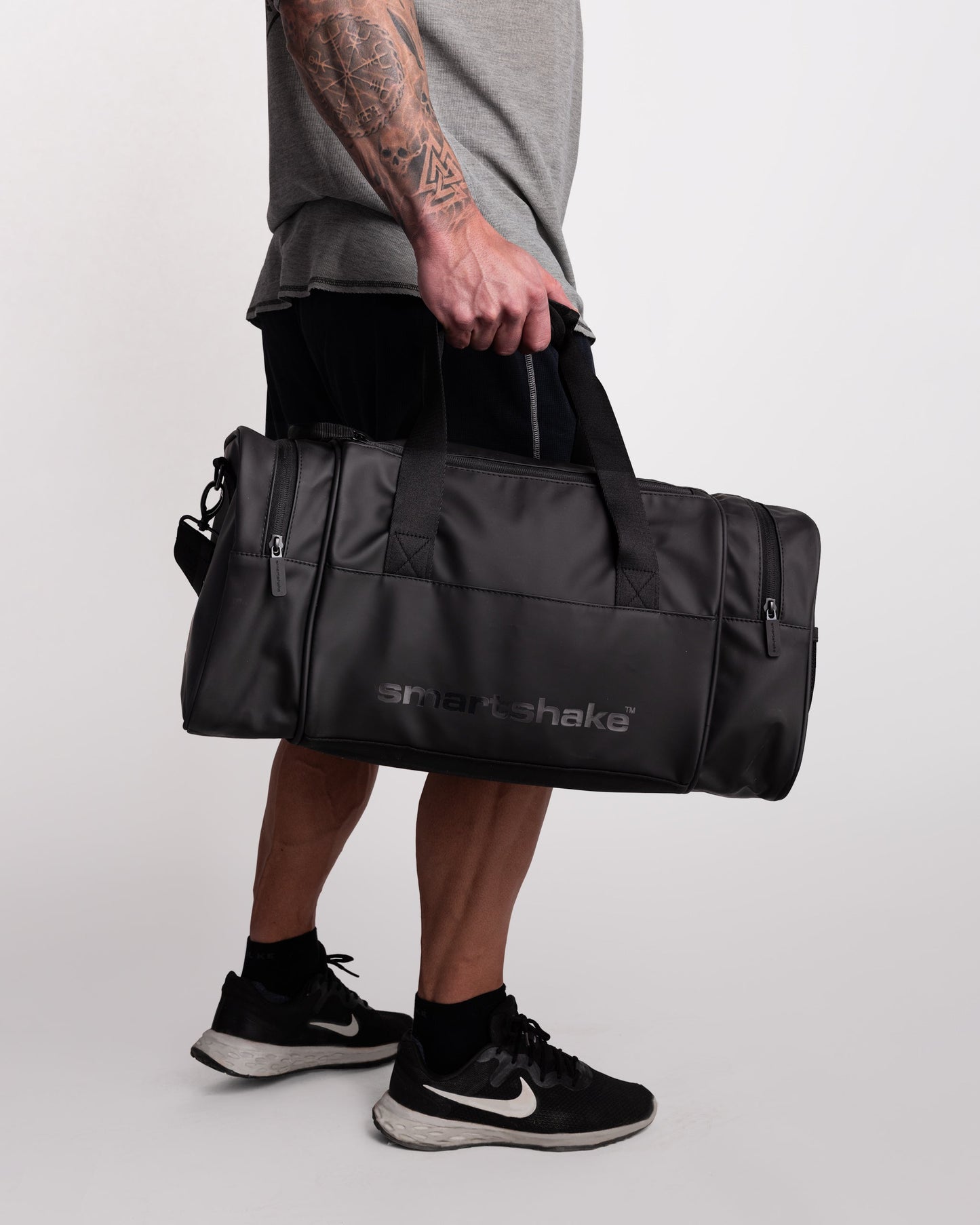 gym-bag-black-g8 Smartshake_GymBag_Black_lifestyle.jpg
