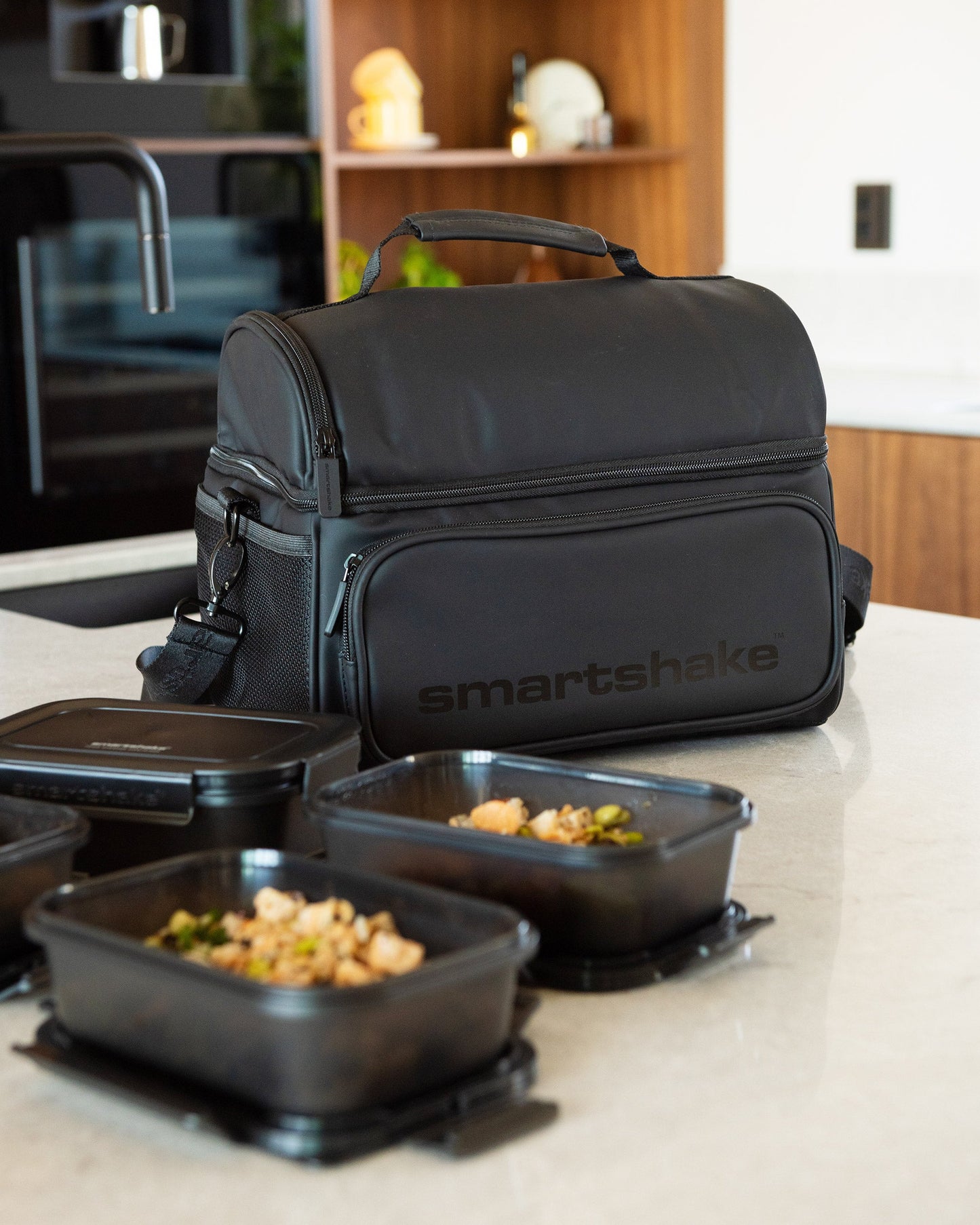 meal-prep-bag-black-with-4-food-containers-and-2-ice-packs-n8 Smartshake_Meal_Prep_Bag_Black_liefstyle.jpg