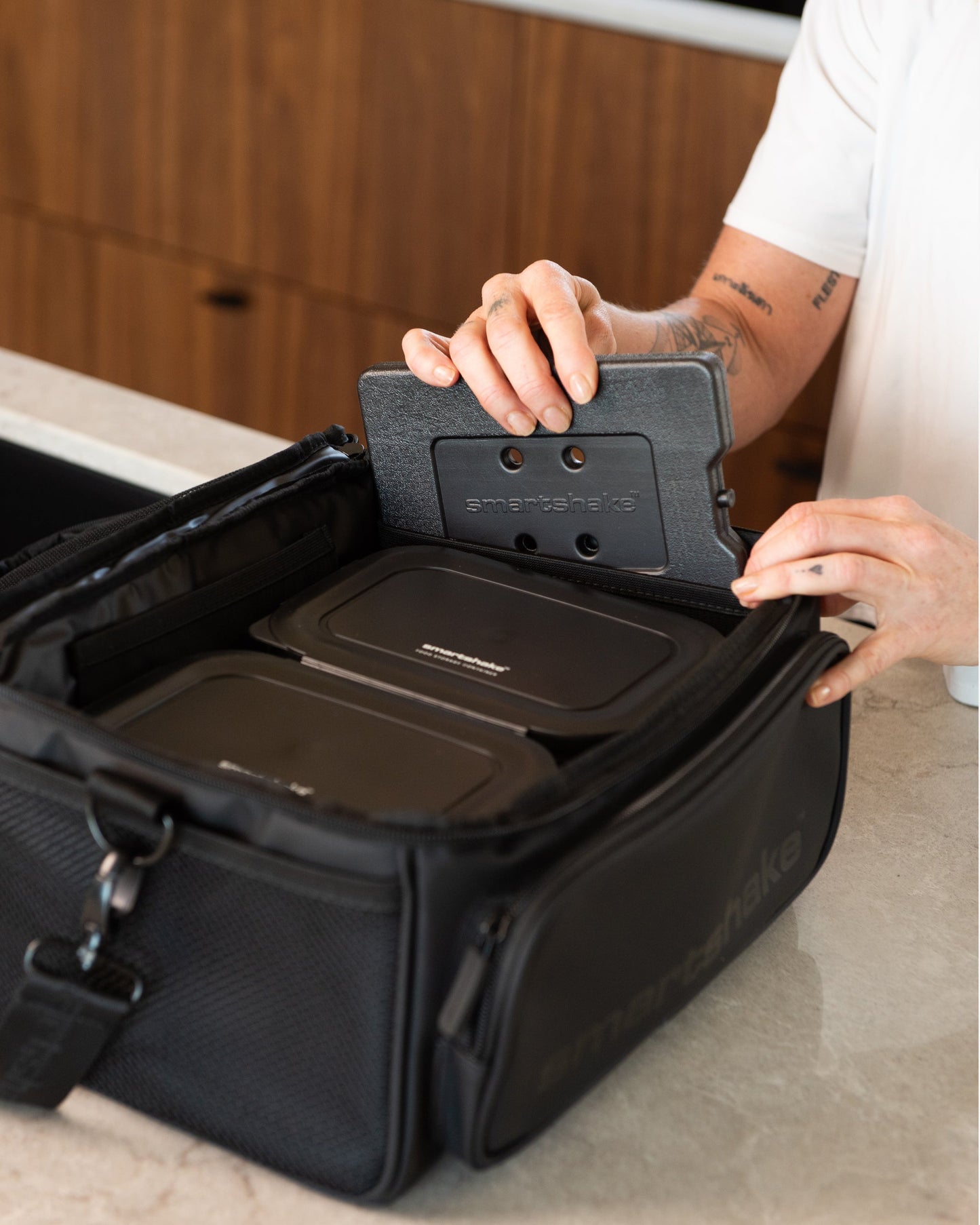 meal-prep-bag-black-with-4-food-containers-and-2-ice-packs-n8 Smartshake_Meal_Prep_Bag_Black_liefstyle_2.jpg