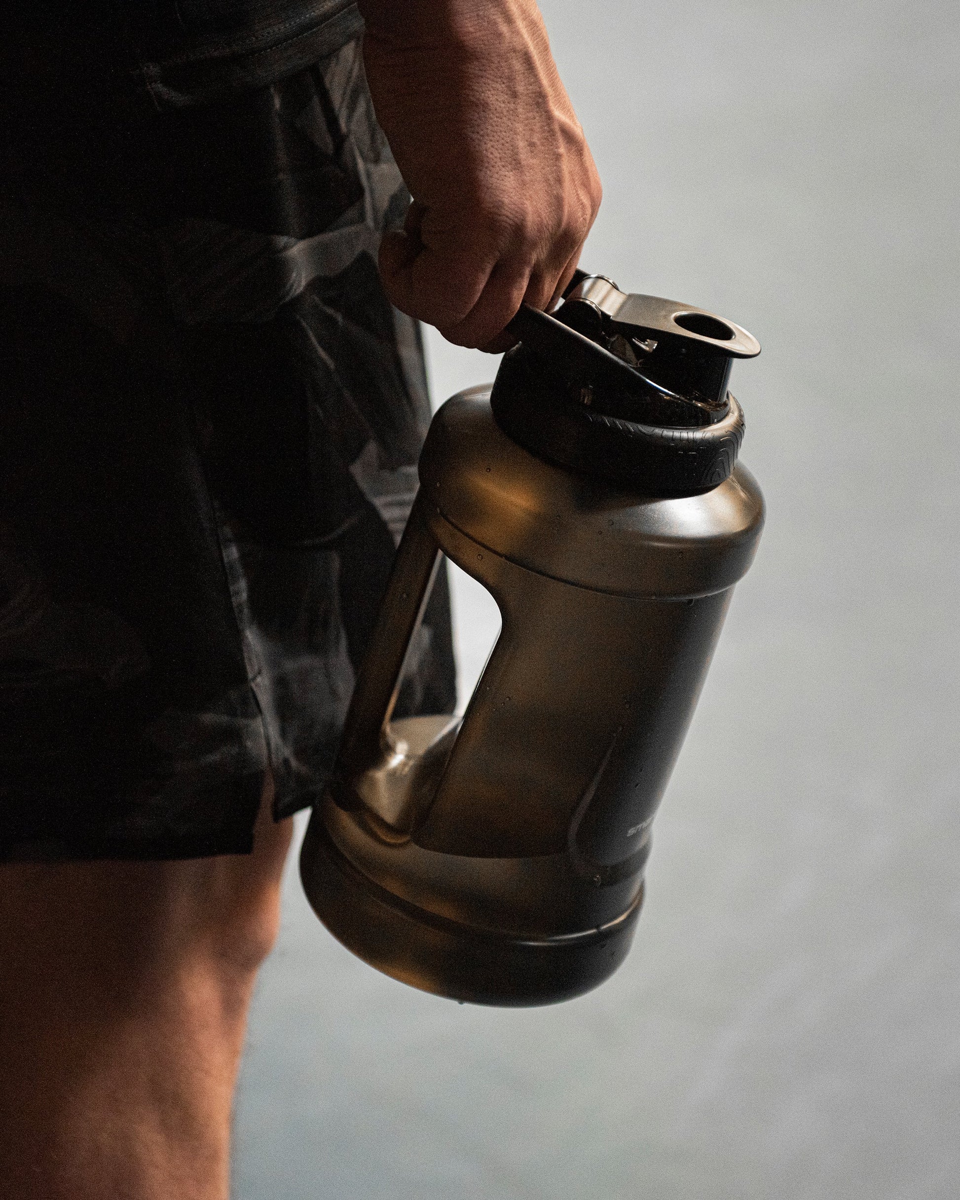 ultimate-jug-black-z4 Smartshake_Ultimate_Jug_black_lifestyle.jpg